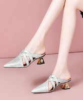 Sandalias de piel de vaca beige con aberturas y punta puntiaguda